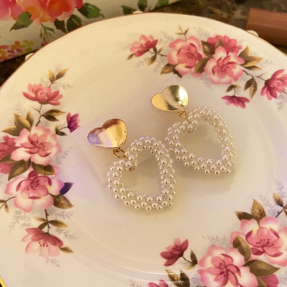 Beautiful pair of earrings news - Picture 1 of 8